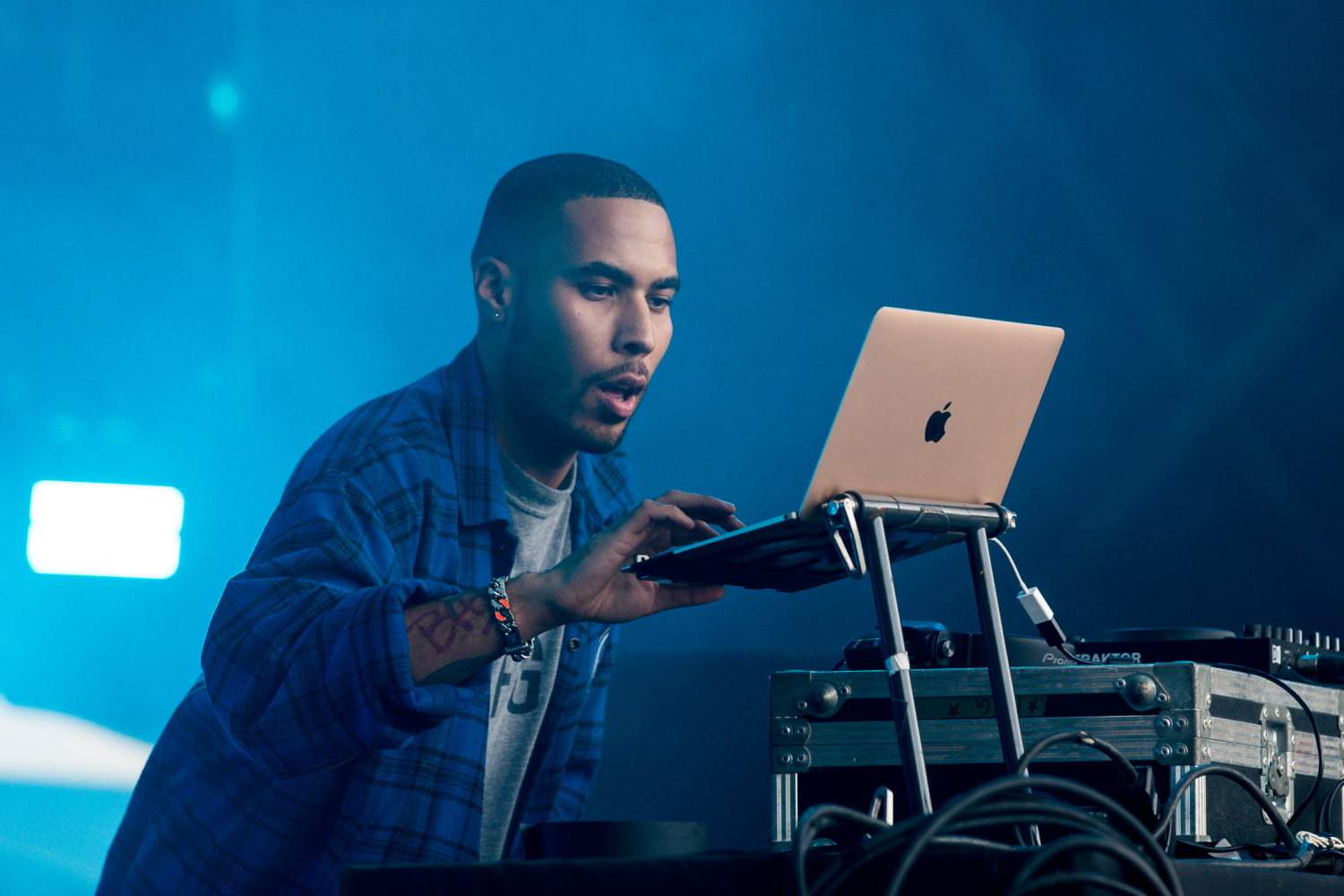 Troyboi executes on yet another intricate, bass-riddled hit, ‘MADTING’